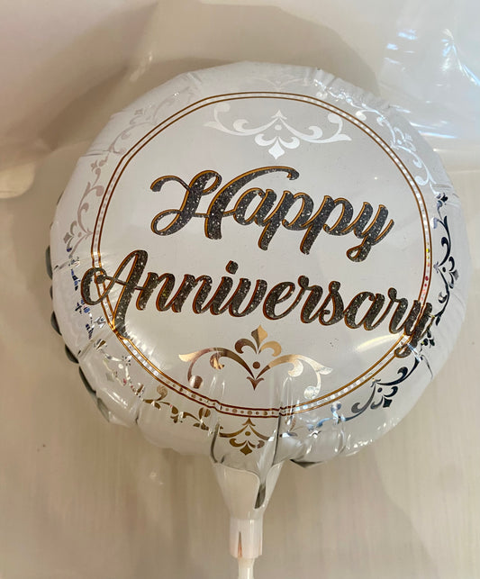 Round ‘Happy Anniversary’ foil balloon featuring a classic celebratory design, approx. 22cm in diameter.